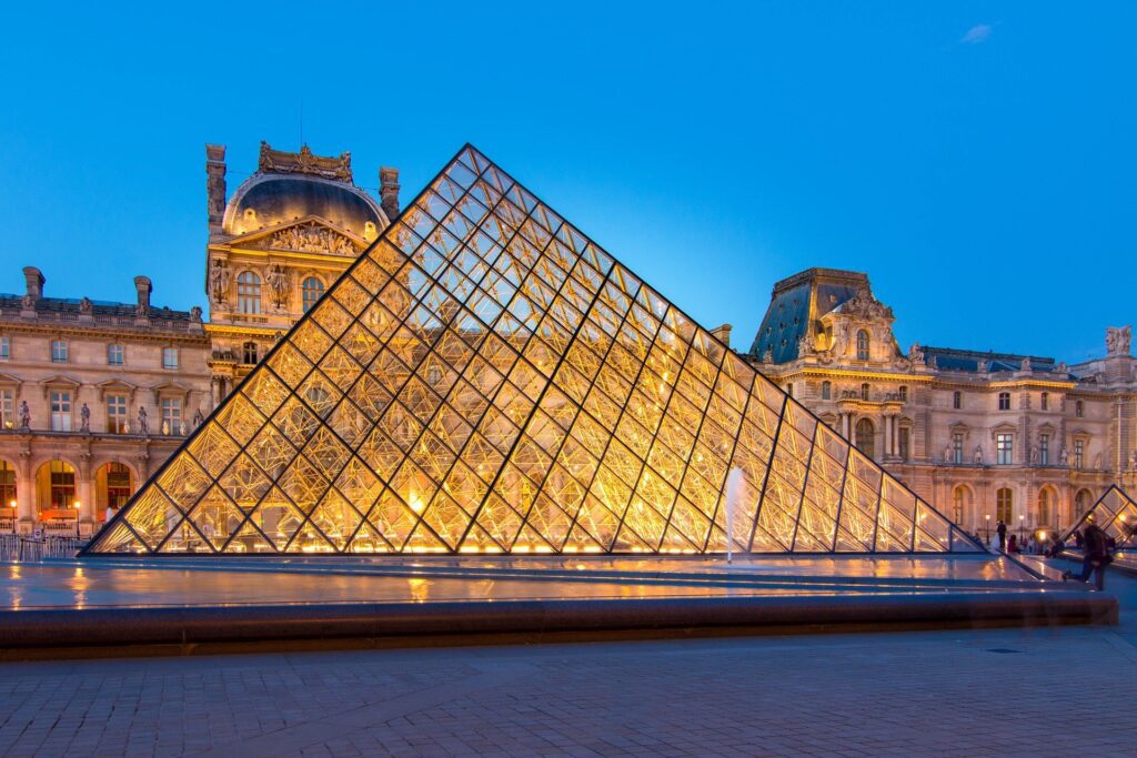 where to stay - Louvre Museum